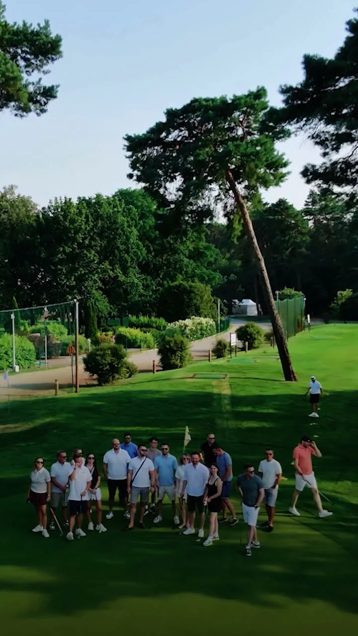 Uczestnicy kursu golfa Klubu Dewelopera na polu golfowym